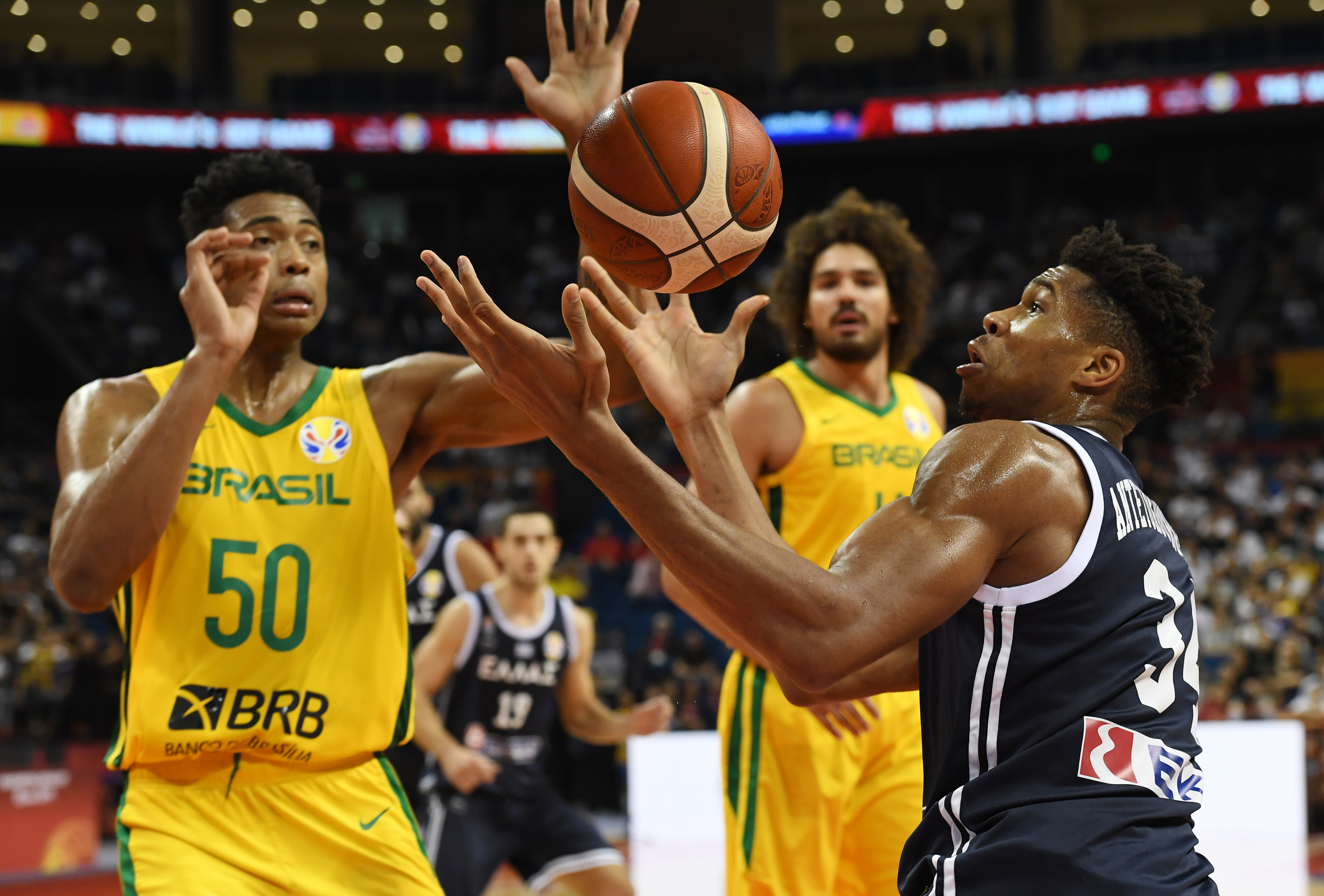 希腊队在比赛中展现出众篮球技术