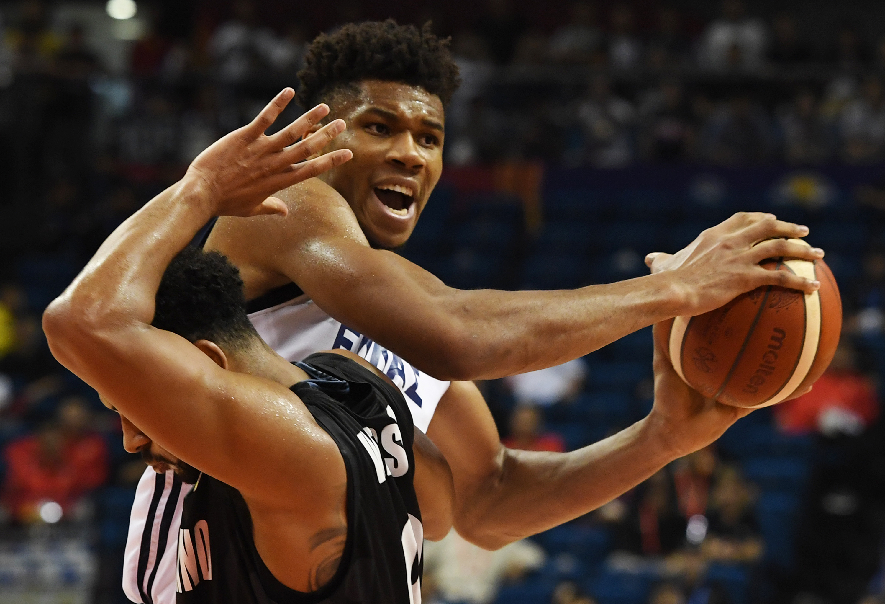 希腊队在比赛中展现出众篮球技术