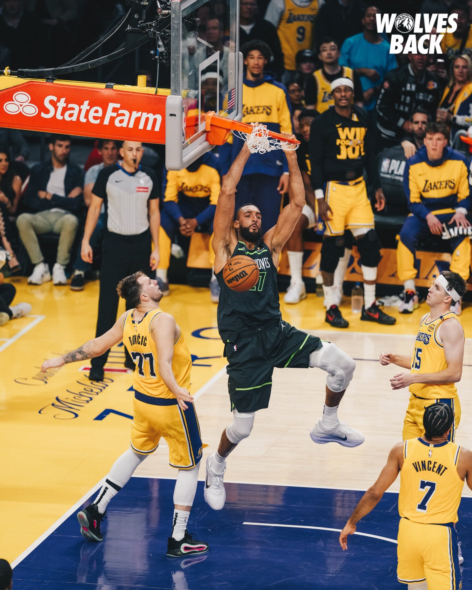 关于灰熊队惜败雄鹿，战绩滑落西部前列的信息