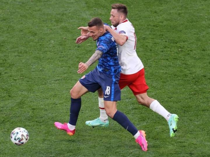 芬兰队携手斯洛伐克晋级淘汰赛