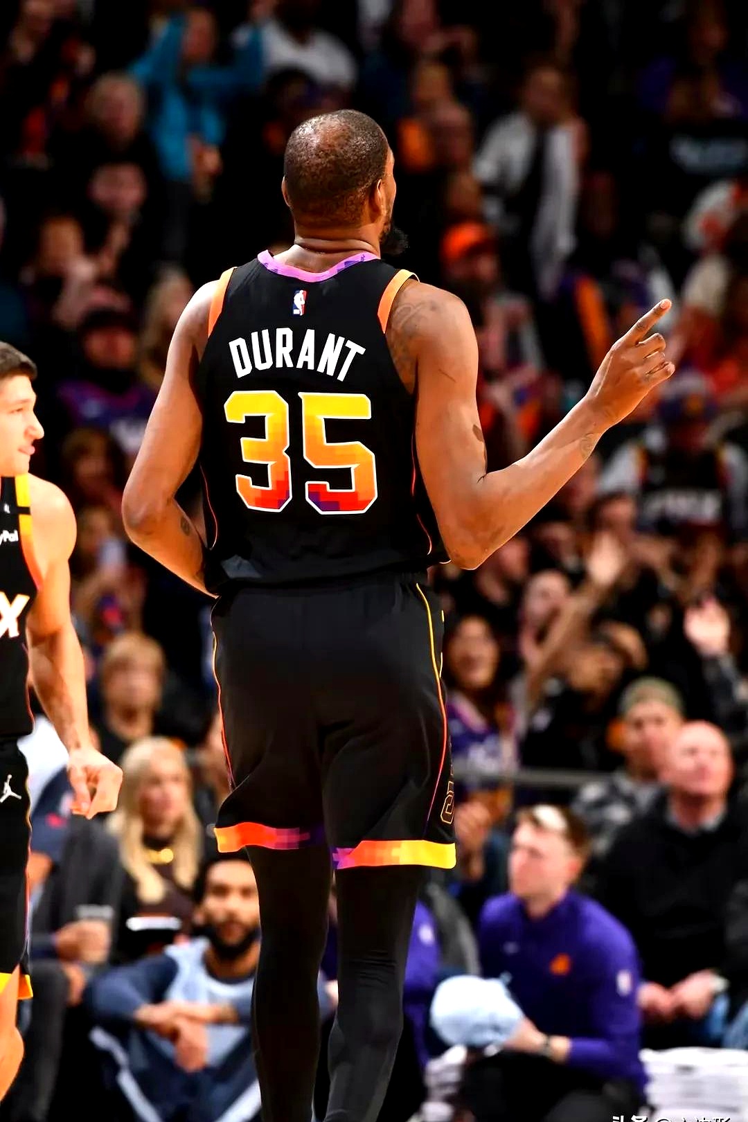 雷霆队主场遭遇惨败,面对劲敌 雷霆队主场遭遇惨败,面对劲敌