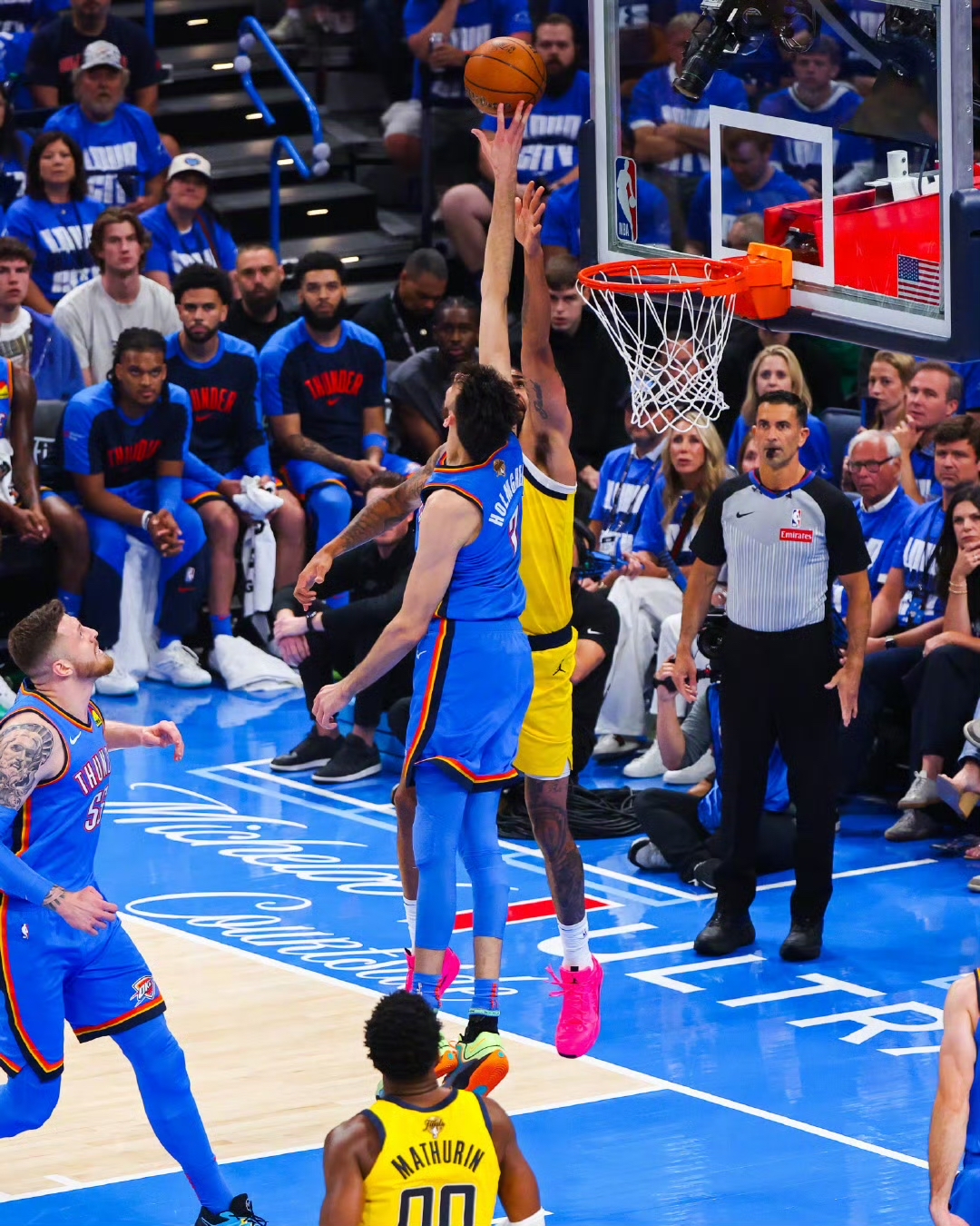 雷霆队主场遭遇惨败,面对劲敌 雷霆队主场遭遇惨败,面对劲敌