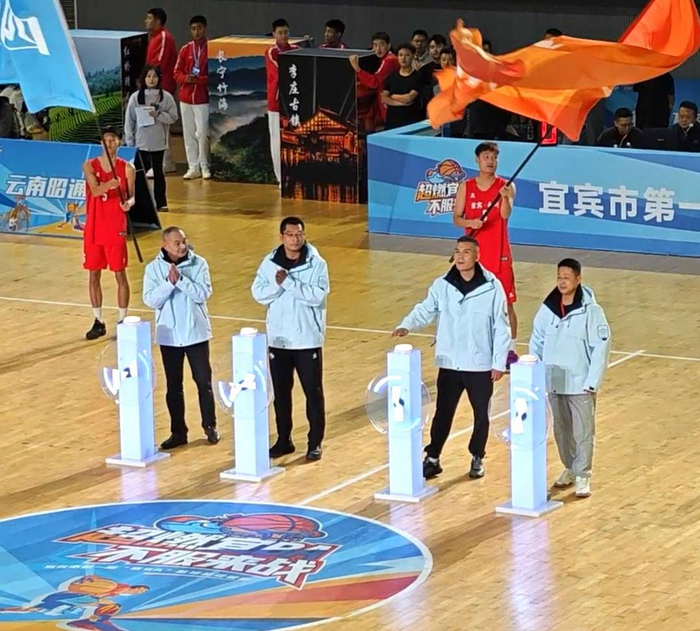 中国篮球联盟赛场上火爆开战 中国篮球联盟赛场上火爆开战