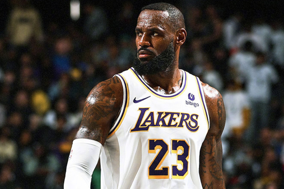 篮网碾压山东队，詹姆斯惊艳四座