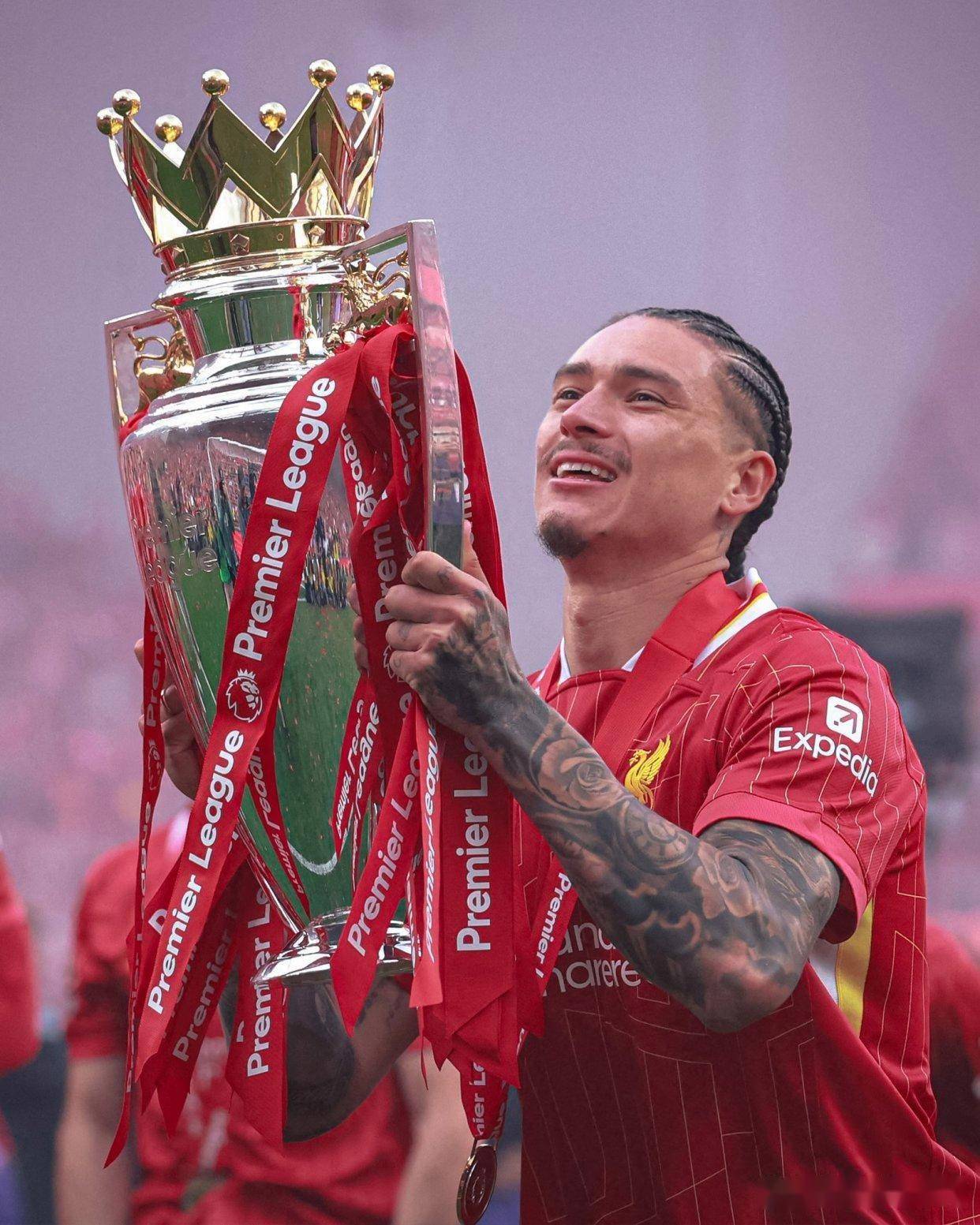 包含利物浦碾压乌拉圭，范佩西绝境逆转的词条