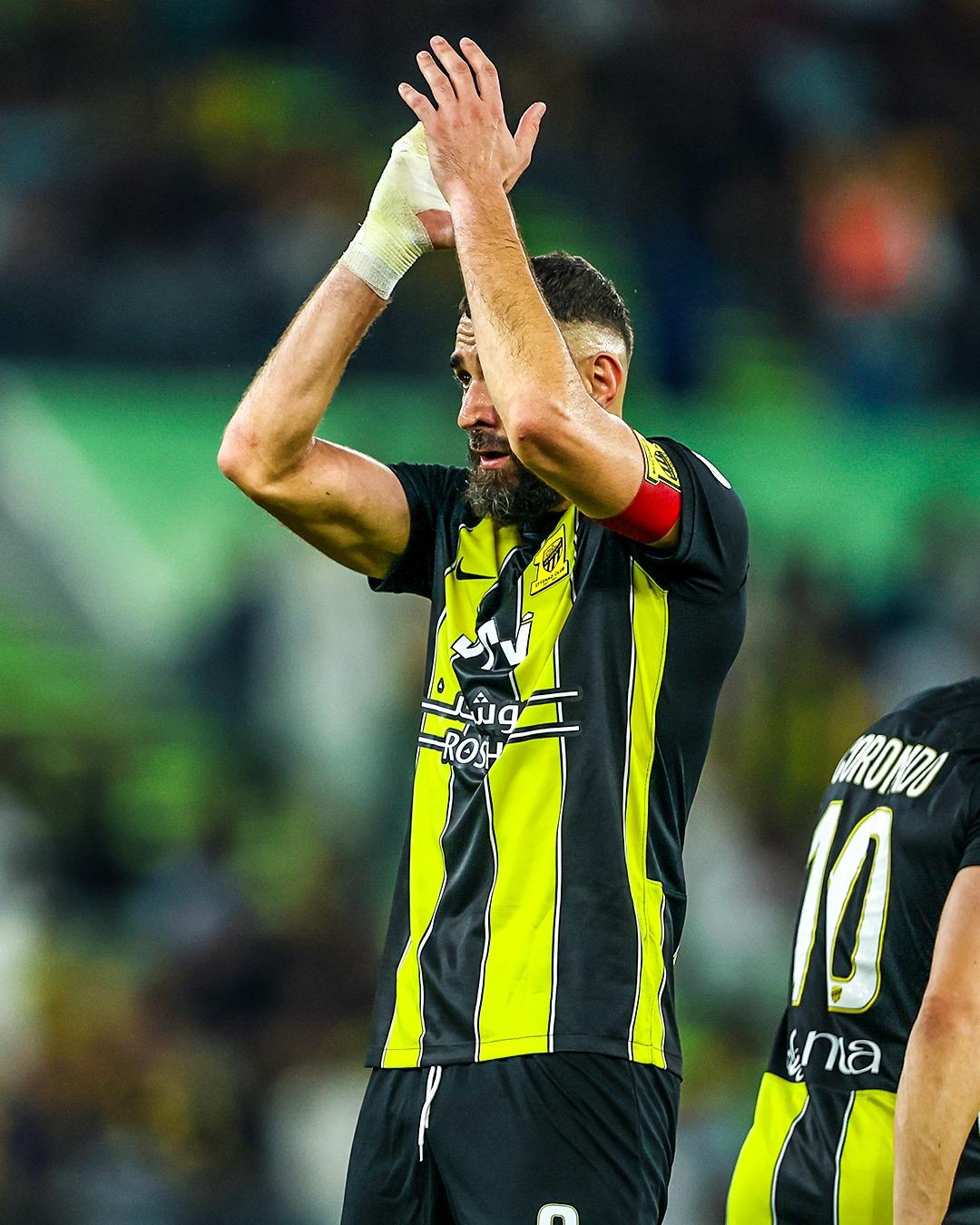 关于瓦伦西亚险胜曼联，本泽马完成帽子戏法的信息