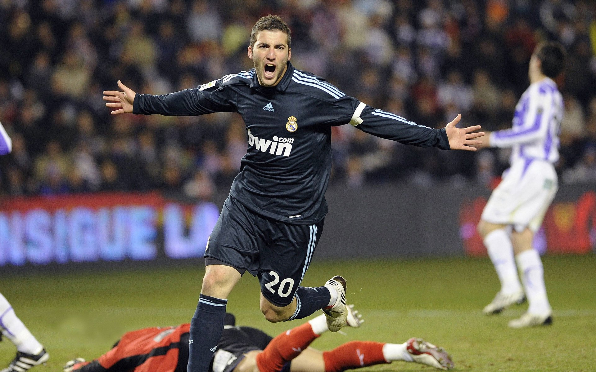 逆转之夜，AC米兰的坚韧与维尼修斯的闪耀